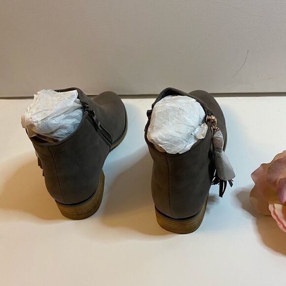 💥Brinley CO. Side zip faux suede ankle Boot Size:6 - Picture 6 of 9